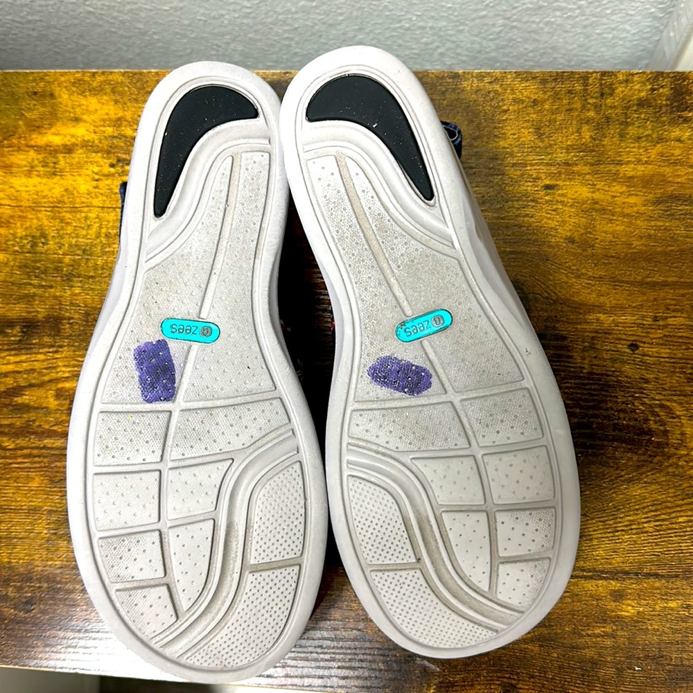 Bzees - Picture 3 of 4